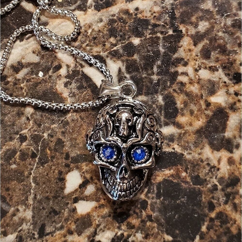 SILVER tone jewled‎ eye skull necklace